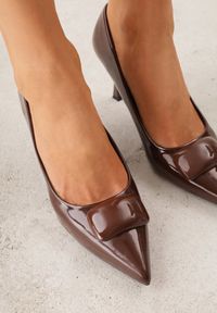 Born2be - Brązowe Lakierowane Czółenka na Szpilce z Ozdobą Aroanoire. Okazja: na co dzień, do pracy. Kolor: brązowy. Materiał: lakier. Wzór: aplikacja. Obcas: na szpilce. Styl: casual, elegancki, klasyczny #6