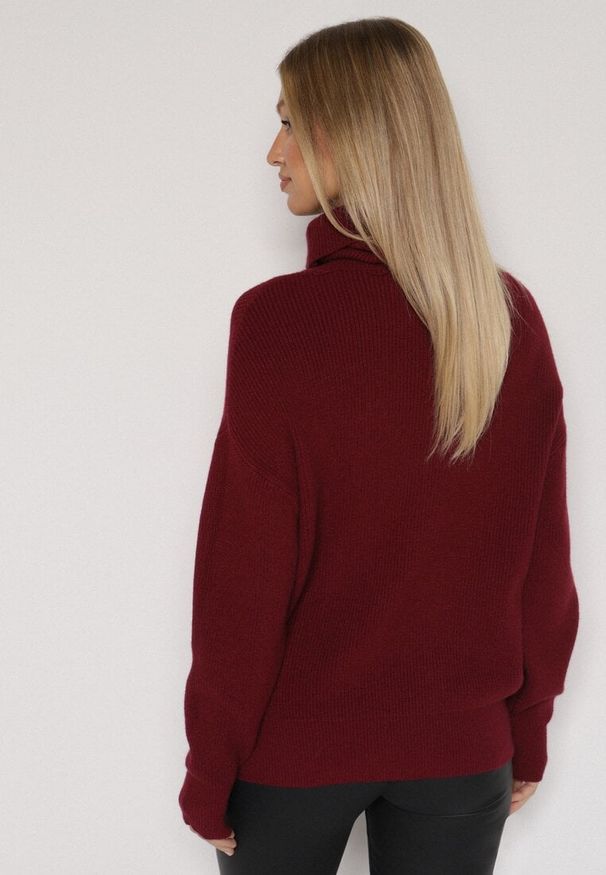 Born2be - Bordowy Golf o Klasycznym Kroju z Kaszmirem Azifra. Okazja: na spotkanie biznesowe. Typ kołnierza: golf. Kolor: czerwony. Materiał: kaszmir. Styl: klasyczny