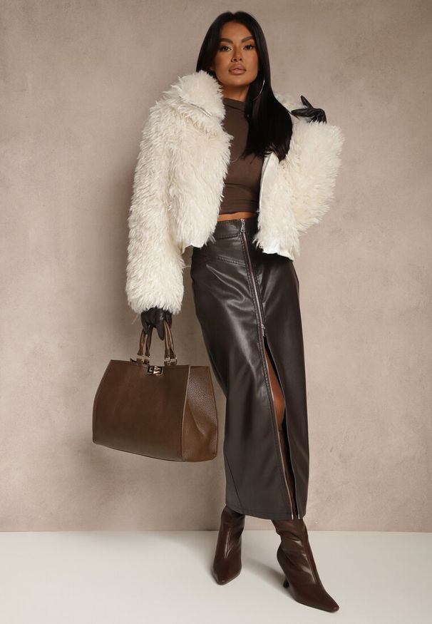 Renee - Biała Puszysta Kurtka Futerko Cropped z Wysokim Kołnierzem Lanarea. Okazja: na imprezę, na co dzień. Typ kołnierza: golf. Kolekcja: plus size. Kolor: biały. Materiał: futro. Długość: krótkie. Sezon: zima, jesień. Styl: casual, elegancki