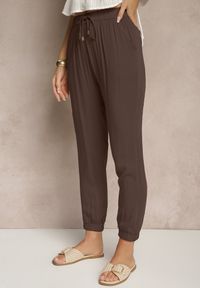 Renee - Brązowe Spodnie Dresowe High Waist z Ozdobnym Wiązaniem Ellivaria. Okazja: na co dzień. Stan: podwyższony. Kolor: brązowy. Materiał: dresówka. Styl: casual
