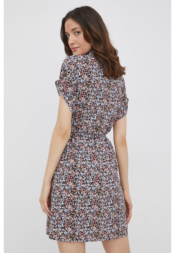 Vero Moda sukienka kolor czarny mini rozkloszowana. Kolor: czarny. Materiał: wiskoza, materiał, tkanina. Długość rękawa: krótki rękaw. Typ sukienki: rozkloszowane. Długość: mini