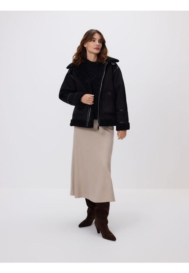 Reserved - Kurtka z imitacji zamszu - czarny. Kolor: czarny. Materiał: zamsz