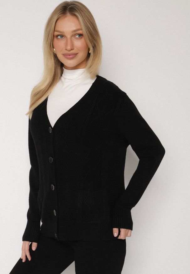 Born2be - Czarny Kardigan z Bawełną Zdobiony Warkoczowym Splotem i Kieszeniami Mevesava. Okazja: na co dzień. Typ kołnierza: dekolt w serek. Kolor: czarny. Materiał: bawełna. Wzór: ze splotem, aplikacja. Sezon: zima, jesień. Styl: casual, klasyczny