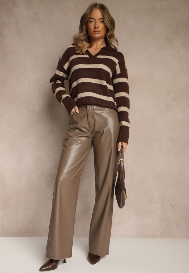 Renee - Brązowy Sweter z Wełną Zdobiony Kołnierzykiem i Wzorem w Paski Tevila. Okazja: na co dzień. Typ kołnierza: dekolt w serek. Kolor: brązowy. Materiał: wełna. Wzór: paski, aplikacja. Styl: casual, elegancki, sportowy