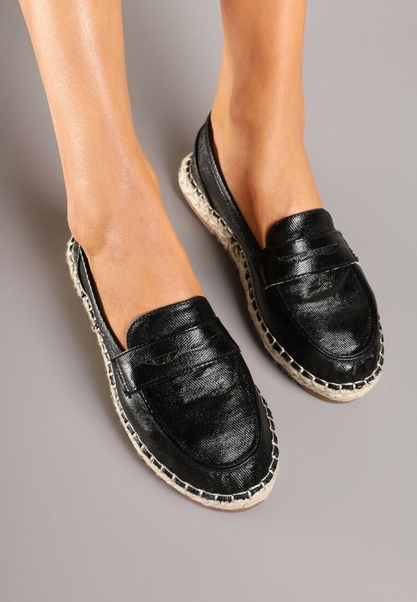 Renee - Czarne Espadryle Ozdobione Plecionką i Paskiem Zolivia. Okazja: na co dzień. Zapięcie: pasek. Kolor: czarny. Wzór: aplikacja. Materiał: jeans. Sezon: lato, wiosna. Obcas: na obcasie. Styl: casual. Wysokość obcasa: niski
