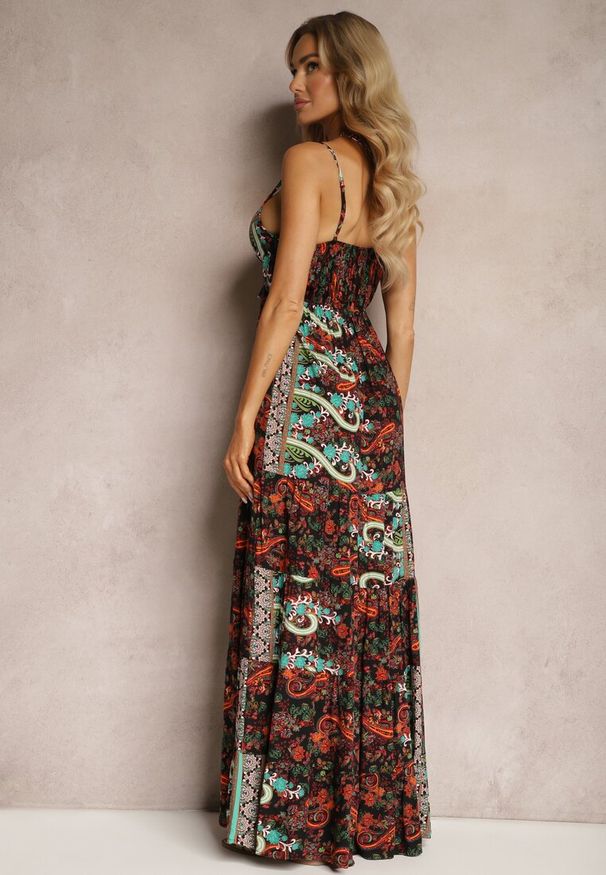 Renee - Czarno-Pomarańczowa Rozkloszowana Sukienka z Wiskozy na Ramiączkach z Falbanką i Gumką w Pasie Tantia. Okazja: na spacer, na plażę. Typ kołnierza: dekolt kopertowy. Kolor: czarny. Materiał: wiskoza. Długość rękawa: na ramiączkach. Sezon: lato. Typ sukienki: kopertowe