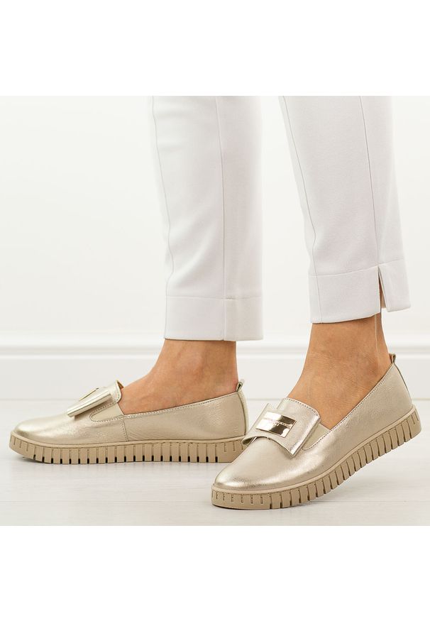 DEONI - Złote skórzane Polskie półbuty damskie Deoni D057. Okazja: na co dzień. Nosek buta: okrągły. Kolor: złoty. Materiał: skóra. Szerokość cholewki: normalna. Wzór: aplikacja. Sezon: wiosna, jesień, lato. Styl: casual, elegancki, klasyczny, wizytowy