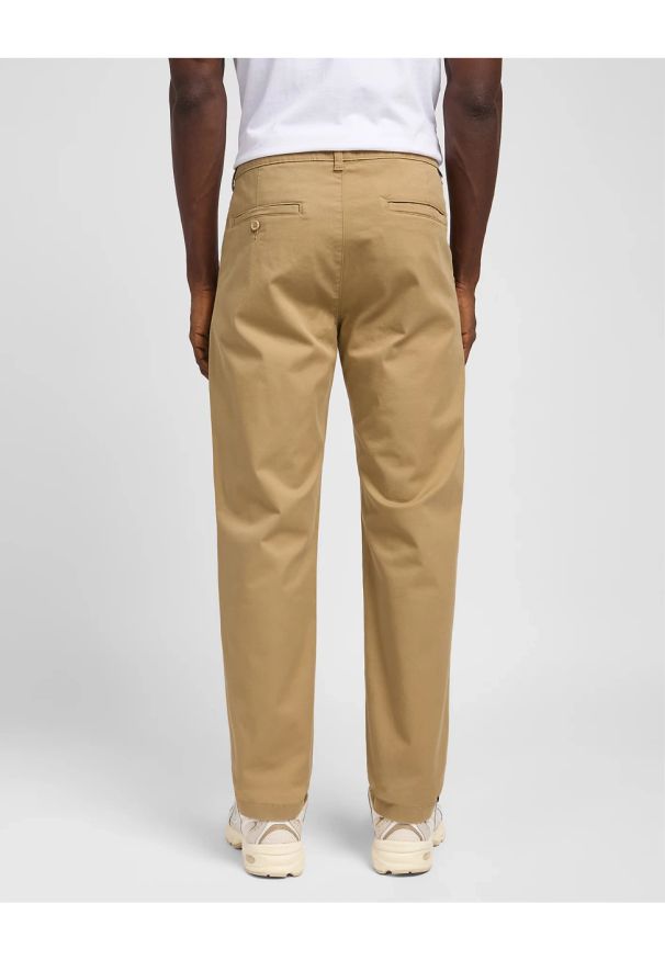 Lee - LEE MĘSKIE SPODNIE MATERIAŁOWE LEE REGULAR CHINO CLAY L71FTY60 112145529. Materiał: materiał