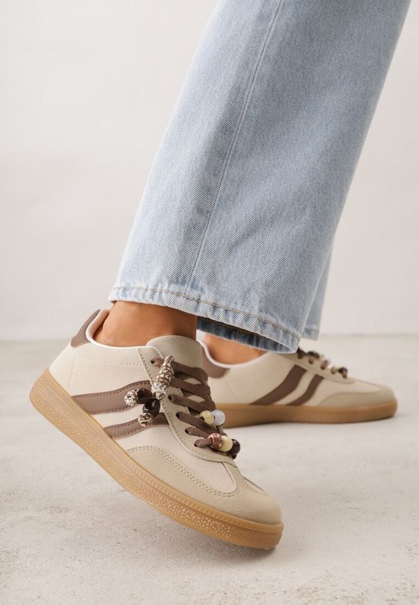 Born2be - Ciemnobeżowe Sneakersy w Stylu Tenisówek z Koralikami Charnara. Okazja: na co dzień. Kolor: beżowy. Materiał: dresówka. Wzór: aplikacja