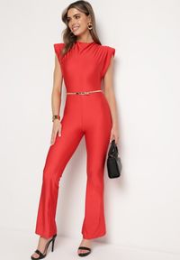 Born2be - Czerwony Kombinezon z Rozszerzanymi Nogawkami i Poduszkami w Ramionach Atearai. Okazja: na co dzień. Kolor: czerwony. Długość rękawa: krótki rękaw. Długość: krótkie. Styl: casual, elegancki #1