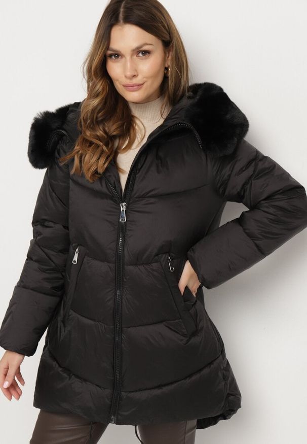 Born2be - Czarna Pikowana Kurtka z Kapturem Dłuższym Tyłem i Szerokim Futrzanym Kołnierzem Derinna. Okazja: na co dzień. Typ kołnierza: kaptur. Kolor: czarny. Materiał: futro. Długość: długie. Styl: casual