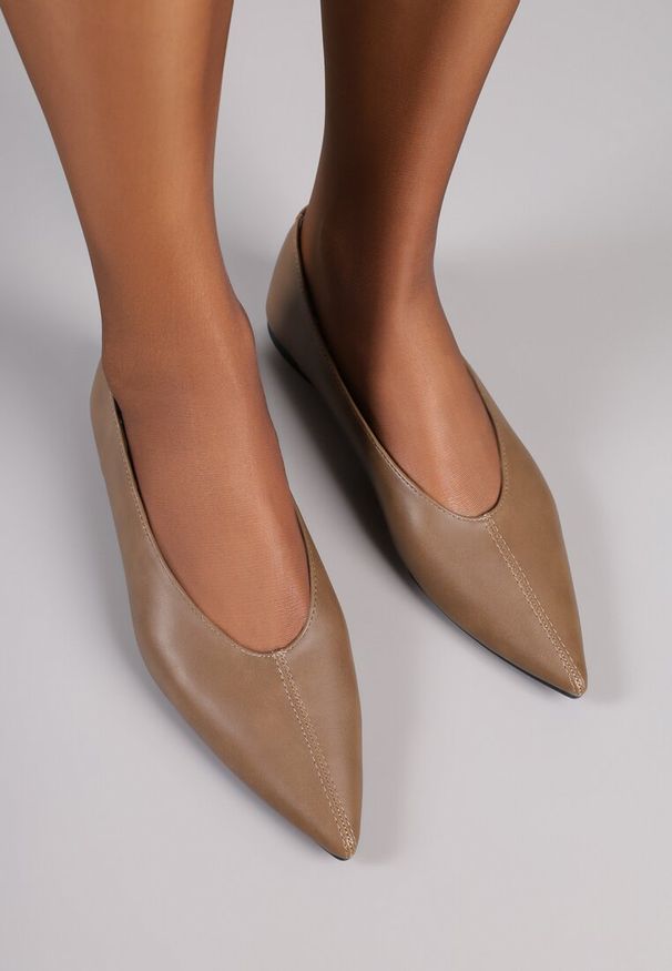 Renee - Jasnobrązowe Balerinki Vices z Noskiem w Szpic i Skórzaną Wkładką Belviie. Okazja: na co dzień, na randkę. Kolor: brązowy. Materiał: skóra. Obcas: na płaskiej podeszwie. Styl: elegancki, casual