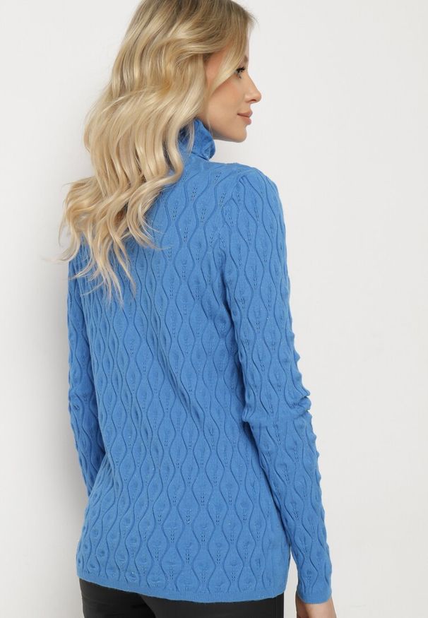 Born2be - Niebieski Golf z Wiskozą Zdobiony Tłoczonym Wzorem i Metaliczną Nicią Ilamirael. Okazja: na co dzień. Typ kołnierza: golf. Kolor: niebieski. Materiał: wiskoza. Długość rękawa: długi rękaw. Długość: długie. Wzór: aplikacja. Styl: klasyczny, casual, elegancki