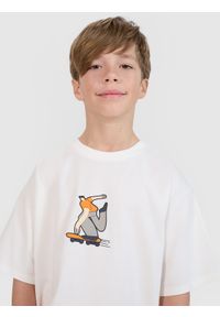 4f - 4F T-shirt oversize z nadrukiem chłopięcy - biały 122 (6-7 lat). Okazja: na co dzień. Kolor: biały. Materiał: bawełna, dzianina, jersey. Długość rękawa: krótki rękaw. Długość: krótkie. Wzór: nadruk. Sezon: lato. Styl: klasyczny, casual, sportowy #2