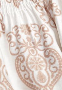 Born2be - Beżowa Wiskozowa Sukienka Hiszpanka w Etniczny Wzór Hywen. Okazja: na co dzień. Typ kołnierza: dekolt hiszpanka. Kolor: beżowy. Materiał: wiskoza. Wzór: paisley. Sezon: lato. Typ sukienki: rozkloszowane, proste. Styl: casual, klasyczny #2