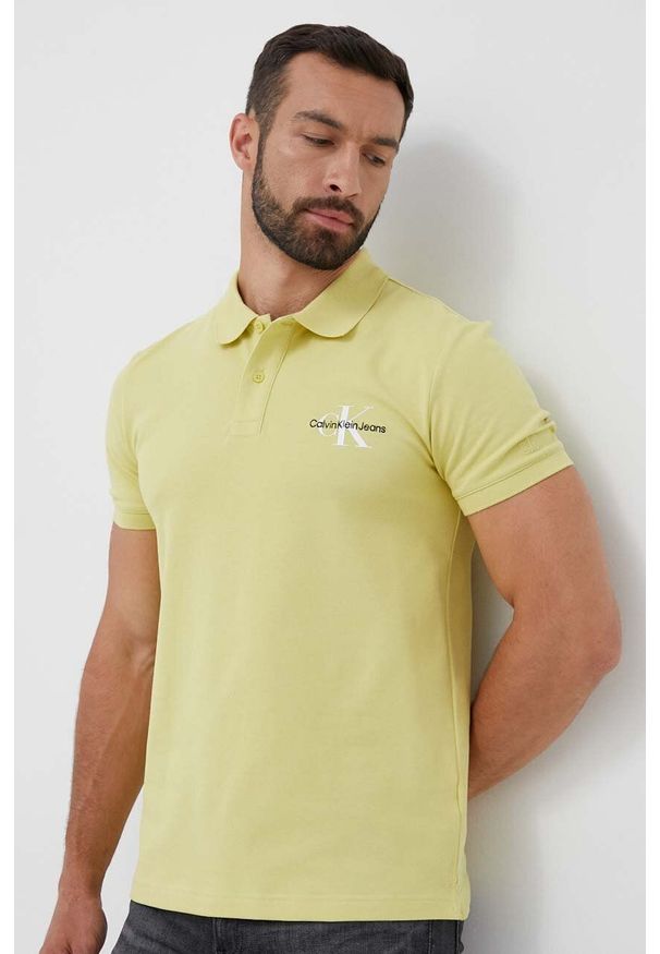 Calvin Klein Jeans polo męski kolor żółty z nadrukiem. Typ kołnierza: polo. Kolor: żółty. Materiał: dzianina. Długość: krótkie. Wzór: nadruk