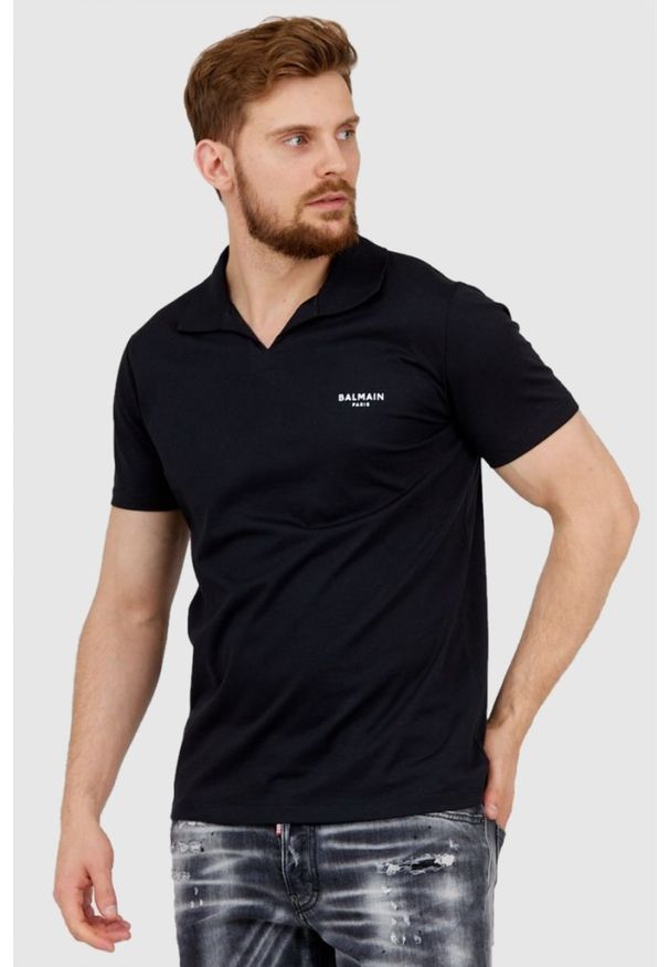 Balmain - BALMAIN Czarna koszulka polo z aksamitnym logo. Typ kołnierza: polo. Kolor: czarny