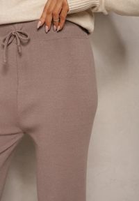 Renee - Ciemnoszare Spodnie o Szerokim Kroju High Waist z Cyrkoniami i Gumką w Pasie Loreitha. Okazja: na co dzień. Stan: podwyższony. Kolor: brązowy. Materiał: zamsz, satyna. Wzór: aplikacja. Styl: casual #5