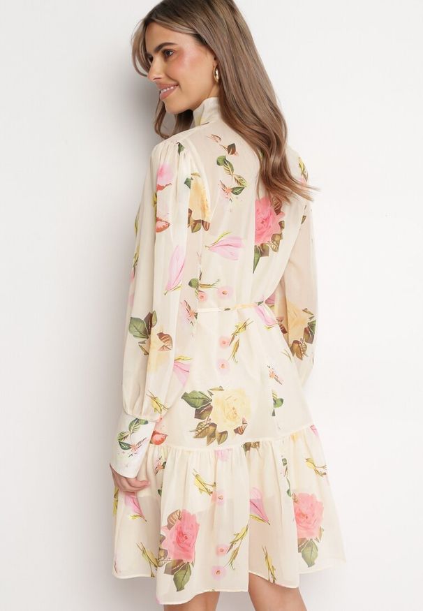 Born2be - Jasnobeżowa Kwiatowa Sukienka Midi z Guzikami i Plisowaniem Imma. Kolor: beżowy. Materiał: tkanina, materiał. Długość rękawa: na ramiączkach. Wzór: kwiaty. Sezon: wiosna, lato. Długość: midi