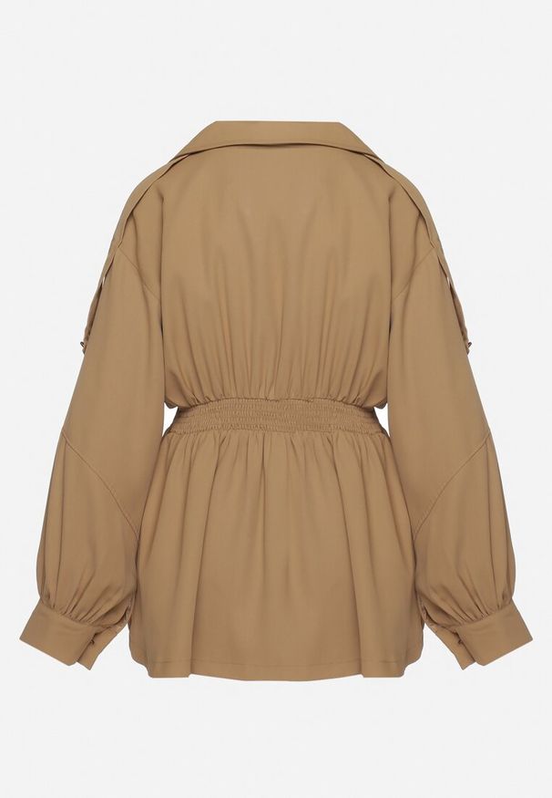 Born2be - Ciemnobeżowy Krótki Płaszcz z Bufiastymi Rękawami i Elastycznym Paskiem z Klamrą Lirenda. Okazja: na co dzień. Kolor: beżowy. Długość: krótkie. Styl: casual, klasyczny, elegancki