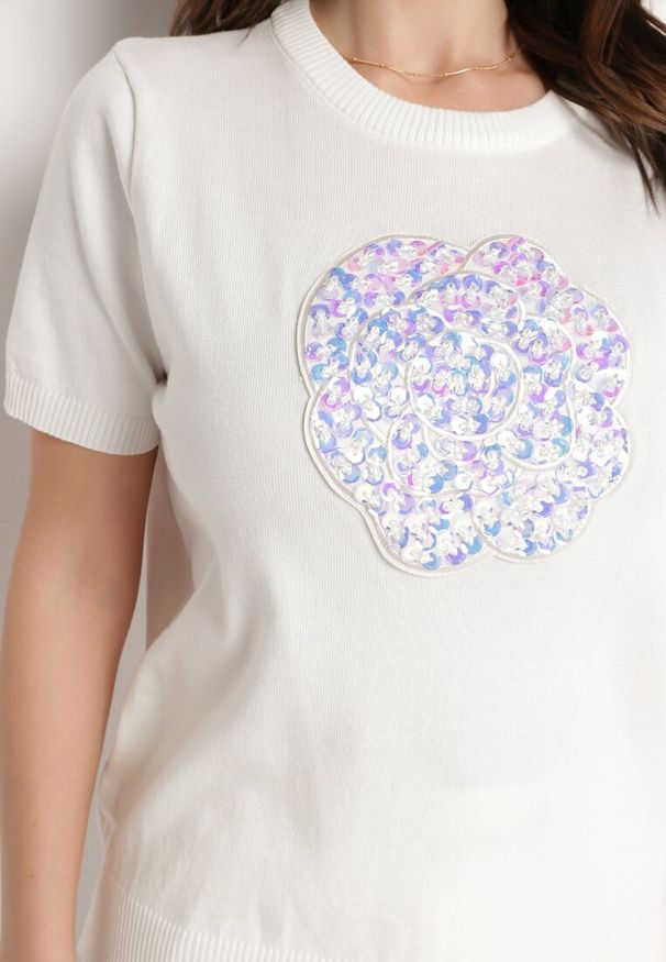 Born2be - Biała Wiskozowa Bluzka z Naszywką Ozdobioną Cekinami i Kryształkami Ledgia. Kolor: biały. Materiał: wiskoza. Wzór: aplikacja. Sezon: lato