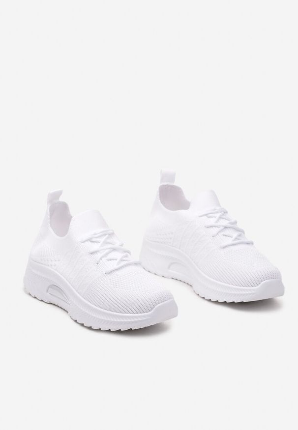 Born2be - Białe Wsuwane Buty Sportowe z Elastyczną Cholewką i Ozdobną Wstawką na Podeszwie Moonsara. Okazja: na co dzień. Nosek buta: okrągły. Zapięcie: bez zapięcia. Kolor: biały. Materiał: jeans. Szerokość cholewki: normalna. Sport: fitness