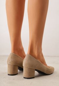 Renee - Ciemnobeżowe Czółenka VICES ze Skóry Naturalnej na Słupku Avanah. Nosek buta: otwarty. Kolor: beżowy. Materiał: skóra. Obcas: na słupku. Wysokość obcasa: średni #6