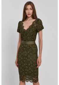 Guess - Sukienka. Kolor: zielony. Materiał: dzianina. Długość rękawa: krótki rękaw. Typ sukienki: dopasowane. Długość: mini #4