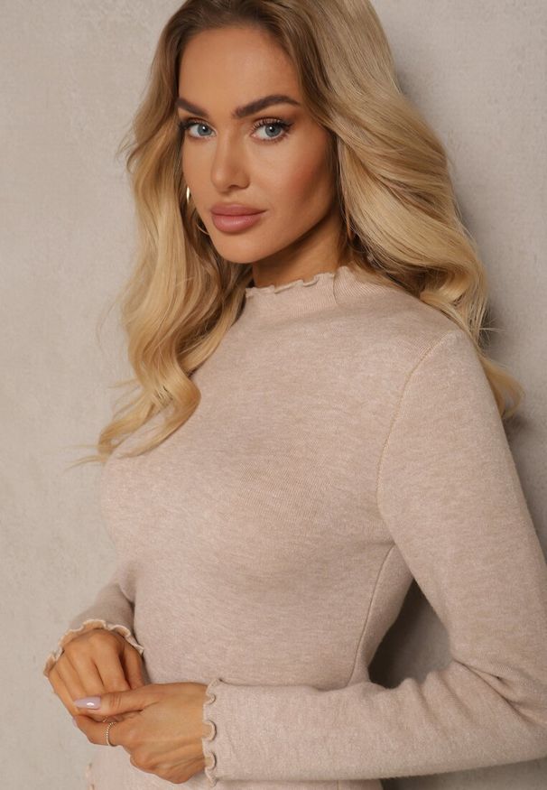 Renee - Ciemnobeżowy Sweter z Wełną przy Dekolcie Ozdobiony Falbanką Seatoria. Okazja: na co dzień. Typ kołnierza: kołnierz z falbankami. Kolor: beżowy. Materiał: wełna. Wzór: aplikacja. Styl: wizytowy, casual