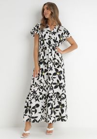 Born2be - Biała Sukienka Marrie. Kolor: biały. Materiał: materiał. Długość rękawa: krótki rękaw. Wzór: kwiaty. Sezon: lato. Typ sukienki: kopertowe. Długość: maxi #4