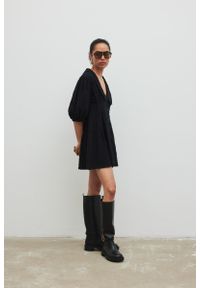 Marsala - Bawełniana sukienka z kołnierzem w kolorze CZARNYM- SERAPHINE -M. Kolor: czarny. Materiał: bawełna. Wzór: paski. Długość: mini
