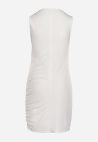 Born2be - Biała Sukienka o Dopasowanym Fasonie z Marszczeniem z Boku Celsia. Kolor: biały. Długość rękawa: bez rękawów. Styl: elegancki #5
