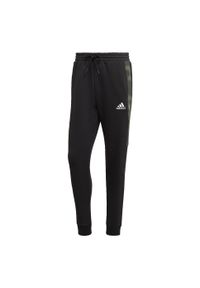 Adidas - Spodnie męskie adidas Essentials Camo Print Fleece Pant. Kolor: czarny. Wzór: nadruk