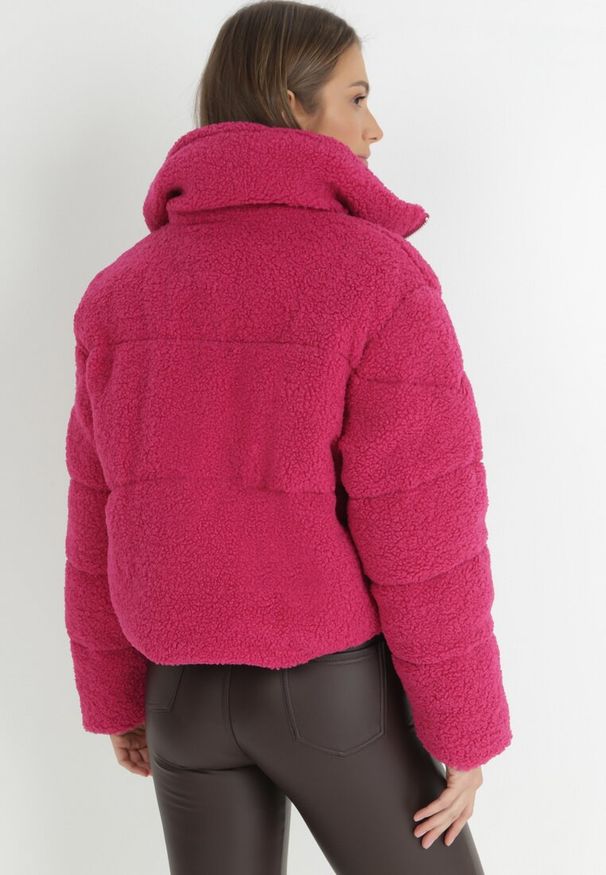Born2be - Fuksjowa Kurtka Futerko Teddy Zychee. Okazja: na co dzień, na spacer. Kolor: różowy. Materiał: futro. Długość rękawa: długi rękaw. Długość: długie. Styl: casual, elegancki
