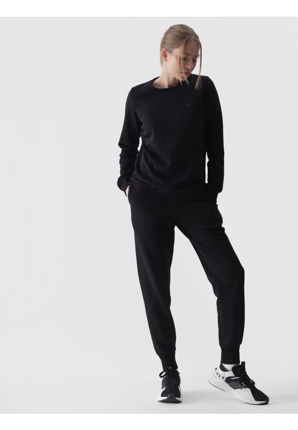 4f - 4F Spodnie dresowe joggery damskie - czarne S. Kolor: czarny. Materiał: dresówka. Wzór: gładki, ze splotem