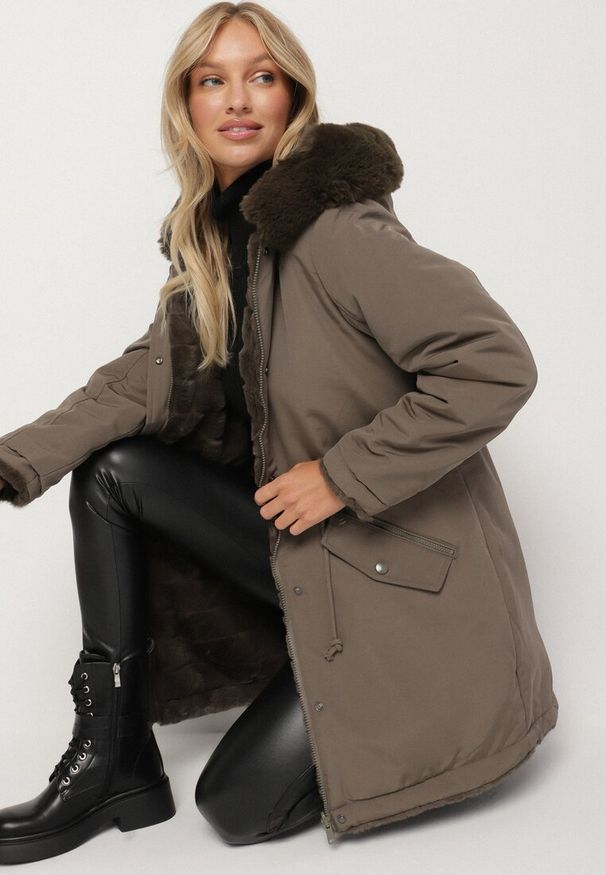 Born2be - Ciemnozielona Dwustronna Kurtka Parka Futerko z Kapturem Alorrise. Okazja: na co dzień. Typ kołnierza: kaptur. Kolor: zielony. Materiał: futro. Wzór: gładki. Styl: casual, elegancki