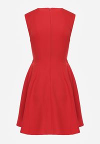 Renee - Czerwona Rozkloszowana Sukienka Bez Rękawów z Odpinanymi Aplikacjami w Pasie Maridina. Okazja: na imprezę. Kolor: czerwony. Długość rękawa: bez rękawów. Wzór: aplikacja. Styl: elegancki #8