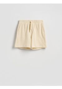 Reserved - Strukturalne szorty regular - beżowy. Kolor: beżowy. Materiał: bawełna, dzianina #1