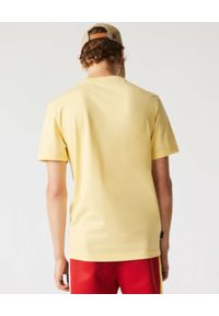 Lacoste - LACOSTE - Żółty t-shirt z ozdobnym haftem. Kolor: żółty. Materiał: bawełna. Wzór: haft