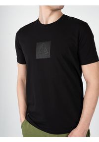 Iceberg T-Shirt "C-Neck" | F020639A | Mężczyzna | Czarny. Okazja: na co dzień. Kolor: czarny. Materiał: bawełna, elastan. Wzór: nadruk. Styl: casual, elegancki #3