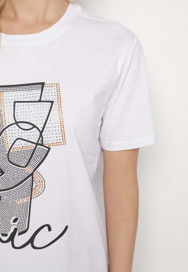 Born2be - Biały Bawełniany T-shirt z Aplikacją i Cyrkoniami Panorea. Okazja: na co dzień. Kolor: biały. Materiał: bawełna. Wzór: aplikacja. Styl: klasyczny, elegancki, casual