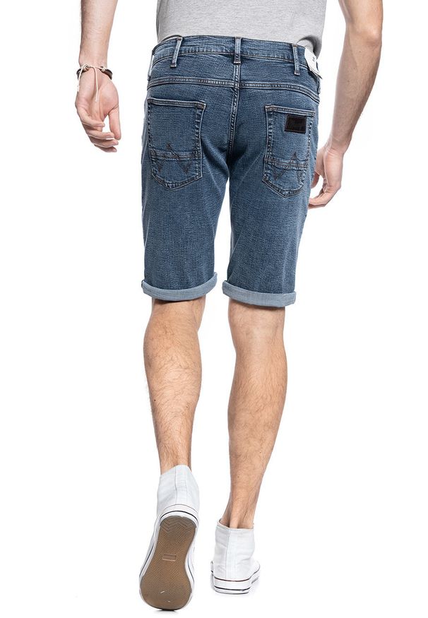 Wrangler - WRANGLER SPODNIE MĘSKIE COLTON SHORTS SLING SHOT W15VJP251 112127167. Okazja: na randkę, na co dzień. Materiał: denim, jeans, skóra, poliester, elastan, bawełna. Długość: krótkie. Wzór: aplikacja. Sezon: lato, zima. Styl: casual, klasyczny