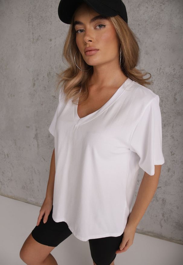 Renee - Biały T-shirt Bawełniany z Dekoltem w V Adozixie. Okazja: na co dzień. Kolor: biały. Materiał: bawełna. Styl: street, casual