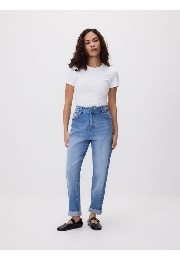 Reserved - Jeansy boyfriend slim - niebieski. Kolor: niebieski