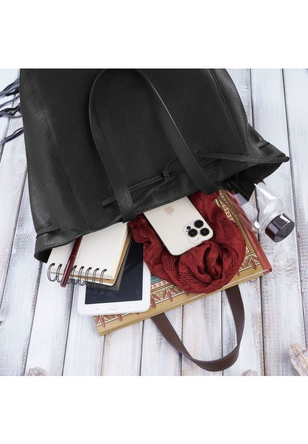 Shopperka skórzana PAOLO PERUZZI IN-64-BL czarna. Kolor: czarny. Sezon: lato. Materiał: skórzane. Rodzaj torebki: na ramię