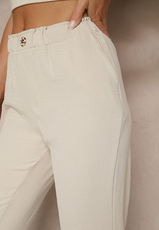 Renee - Jasnobeżowe Klasyczne Spodnie Regular Waist z Gumką w Pasie Tilomira. Okazja: na co dzień. Kolor: beżowy. Styl: klasyczny