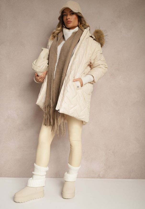 Renee - Jasnobeżowa Kurtka z Pikowanym Wzorem Ściągaczami Odpinanym Futerkiem i Kapturem Ellithri. Okazja: na co dzień. Kolor: beżowy. Materiał: futro. Styl: sportowy, casual, elegancki