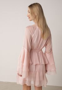 Born2be - Różowa Sukienka z Eterycznymi Falbanami i Wiązanym Paskiem Rivaniah. Okazja: na ślub cywilny, na wesele. Kolor: różowy. Styl: elegancki #3