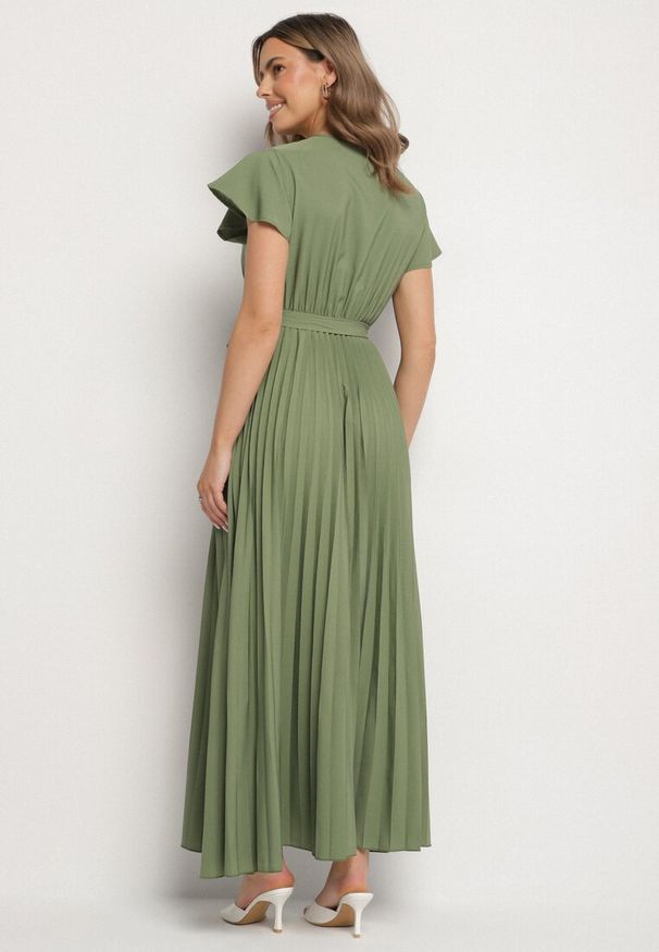 Born2be - Ciemnozielona Elegancka Sukienka Maxi w Plisy z Kopertowym Dekoltem i Wiązaniem Thessi. Kolor: zielony. Sezon: lato. Typ sukienki: kopertowe. Styl: elegancki. Długość: maxi