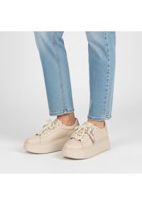 CheBello - Sneakersy damskie Chebello, cholewka ze skóry naturalnej gładkiej ozdobne sznurowanie z dekoracyjnymi elementami masywna platforma zwiększająca komfo. Okazja: na co dzień. Zapięcie: sznurówki. Kolor: beżowy. Materiał: skóra. Szerokość cholewki: normalna. Wzór: gładki. Obcas: na platformie. Styl: casual, elegancki #1